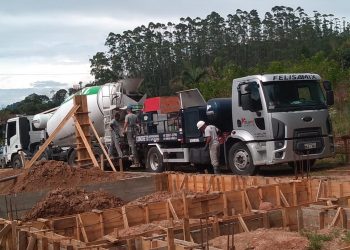 Obras da escola do Pinheiral recebem concretagem, em Major Gercino