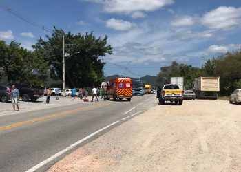 Adolescente é atropelada ao sair de ônibus escolar, na SC-410, em São João Batista