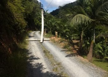 Homem derruba poste de energia elétrica e é preso, em Nova Trento