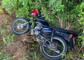 Motocicleta abandonada é recuperada pela Polícia Militar, em Nova Trento