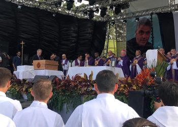 Fiéis se emocionam durante celebração da missa, na Comunidade Bethânia, em São João Batista