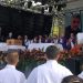 Fiéis se emocionam durante celebração da missa, na Comunidade Bethânia, em São João Batista