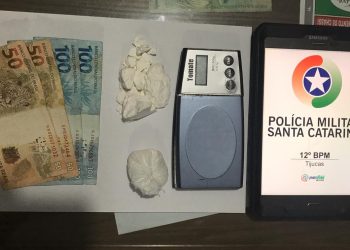 Homem é preso com drogas em estacionamento de loja, na SC-410, em São João Batista