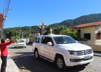 Imagens de Jesus crucificado, Santa Paulina e Nossa Senhora do Bom Socorro percorreram ruas de Nova Trento