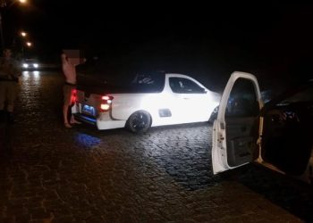 Condutor tenta fugir, bate carro e é preso por embriaguez, em Nova Trento