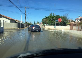 Maré alta volta a atingir casas no bairro Praça, em Tijucas