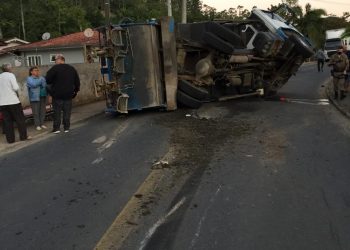 Caminhão que recolhe lixo tomba em Nova Trento