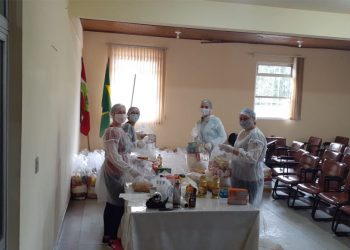 Major Gercino entrega kits emergenciais de alimentação escolar