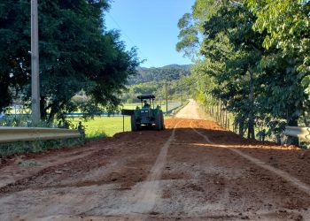 Secretaria de Obras de Canelinha realiza melhorias nas estradas do Moura