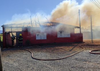 Boate é destruída por incêndio, no bairro Nova Descoberta, em Tijucas