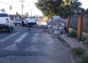 Veículo bate em tubos e capota em São João Batista