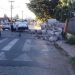 Veículo bate em tubos e capota em São João Batista