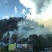 Bombeiros combatem incêndio no Morro da Sagrada Família, em São João Batista