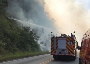 Incêndio em vegetação entre Brusque e Nova Trento mobiliza bombeiros e helicóptero