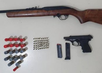 Dupla é flagrada com armas de fogo e munições, em Tijucas