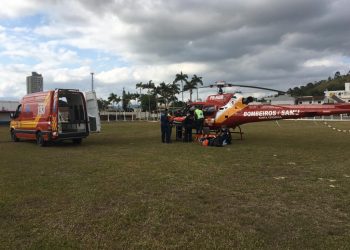Idoso se recupera após cortar perna com ferramenta em casa, em São João Batista