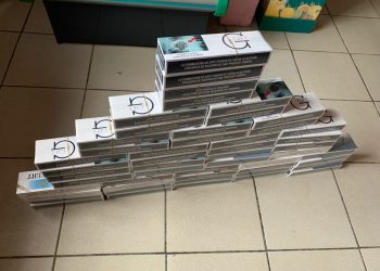 Cigarros contrabandeados do Paraguai são encontrados em mercado, em Tijucas