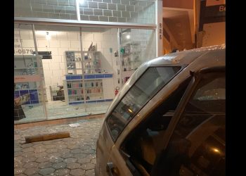 Criminosos utilizam veículo furtado para invadir loja, em Tijucas