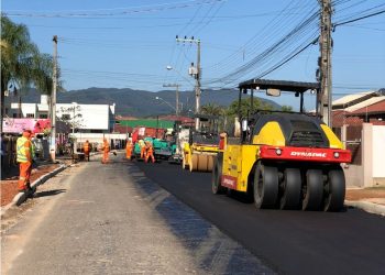 Rua Vicente Marcos da Silva recebe camada final de asfalto, em São João Batista
