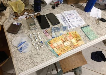Dupla suspeita de vender drogas é presa pela Polícia Militar, em São João Batista