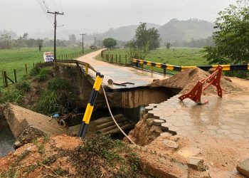 Moradores de Arataca estão há cinco meses sem ponte no principal acesso ao bairro