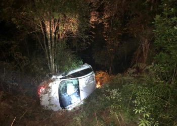 Carro capota na SC-108 em São João Batista e mulher fica ferida