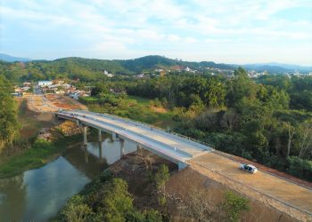 Canelinha trabalha na recuperação da ponte pênsil e do Centro de Eventos