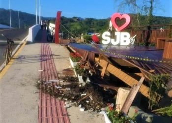 Deck paisagístico no acesso à nova ponte está interditado, em São João Batista
