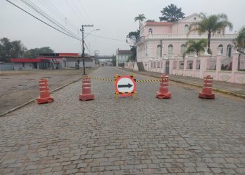 Ditran de Tijucas alerta motoristas para desvio devido às obras de drenagem da avenida Beiro Rio