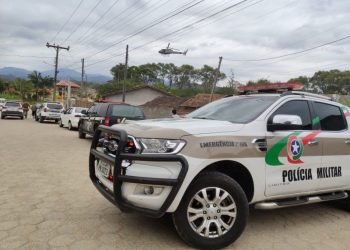Operação policial tenta localizar suspeito de matar homem, em Canelinha