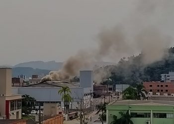 Incêndio atinge empresa de calçados, no bairro Jardim São Paulo, em São João Batista
