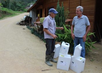 Comunidades do interior de São João Batista recebem produto para combate ao borrachudo