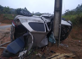 Jovem morre ao atingir carro em poste na SC-108, em Nova Trento