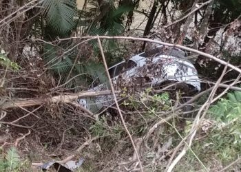 Camionete despenca em ribanceira de, aproximadamente, dez metros, em Major Gercino