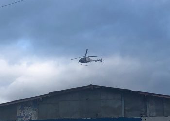 Em operação, helicóptero da PM sobrevoa região durante esta sexta-feira