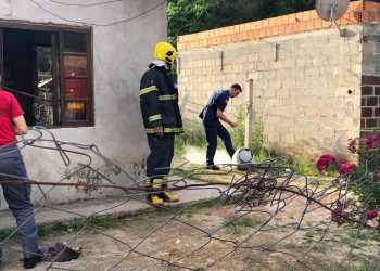 Botijão de gás explode e casa pega fogo, no bairro Timbezinho, em São João Batista