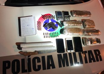 Drogas, arma e munições são encontradas em residência, em São João Batista