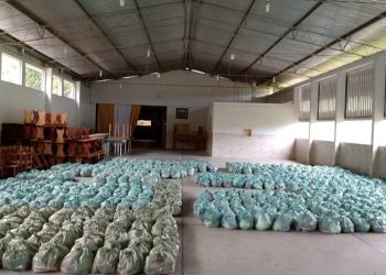 Com direito a ave natalina, Nova Trento entrega os kits de alimentação escolar