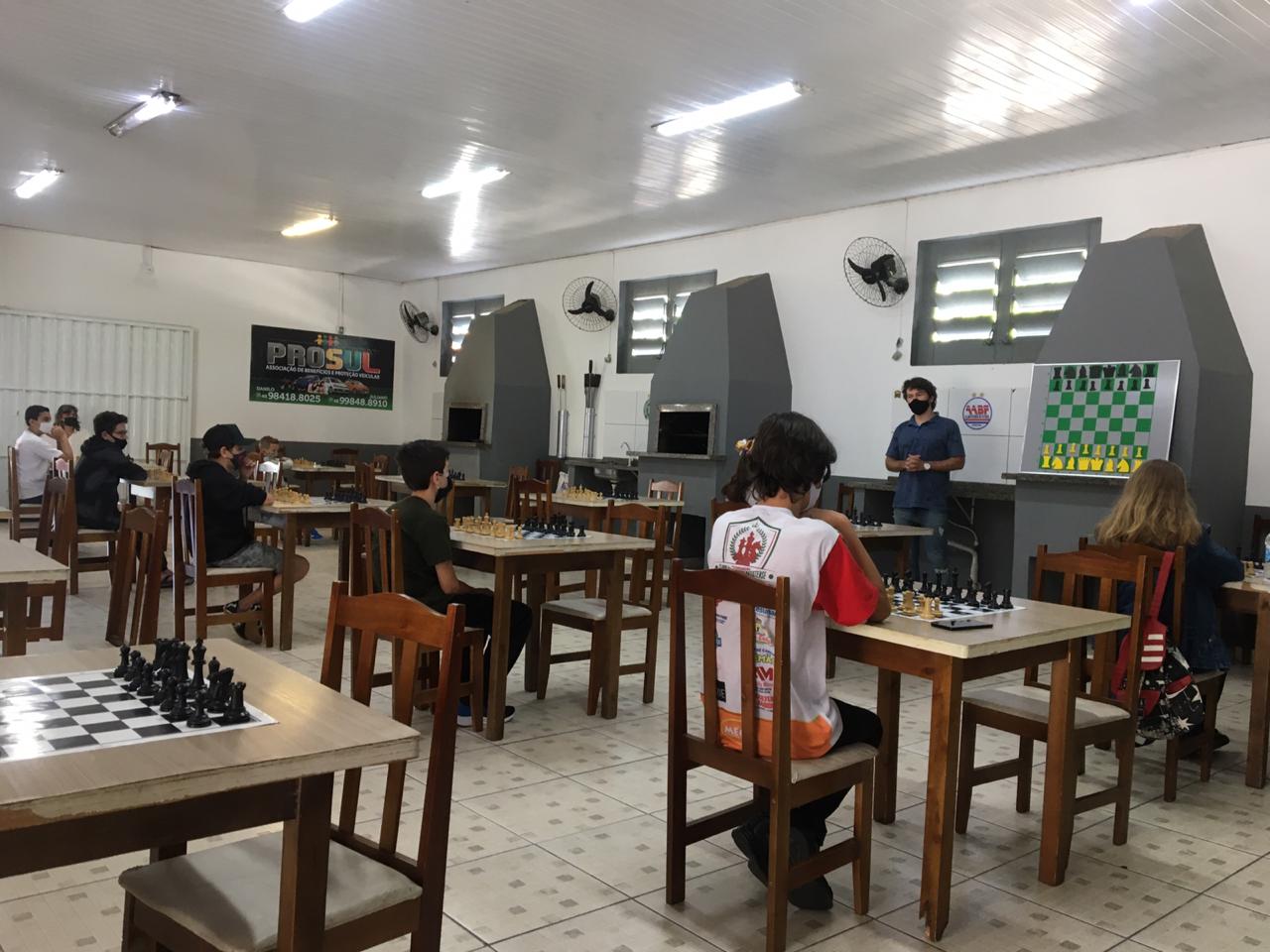 Estudantes participam de simultânea com grande mestre do xadrez