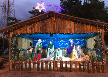 Presépio em tamanho real enfeita praça, no Centro de São João Batista