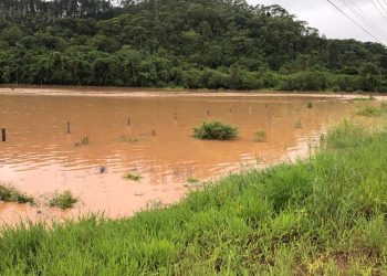 Idosa é resgatada em bote inflável, no bairro Fernandes, em São João Batista