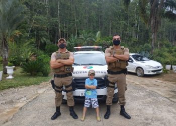 Admirador da Polícia Militar, menino de Nova Trento recebe visita especial em casa