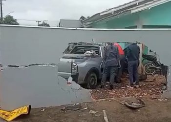 Veículo colide contra placa e atravessa muro de residência, no bairro Tajuba II, em São João Batista
