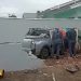 Veículo colide contra placa e atravessa muro de residência, no bairro Tajuba II, em São João Batista
