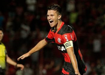 Campeão da Copinha pelo Flamengo, Dener se aposenta aos 23 anos, devido as constantes cirurgias