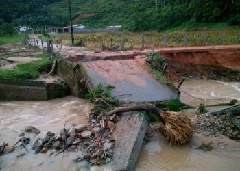 Devido a forte chuva, duas pontes caem no interior de São João Batista