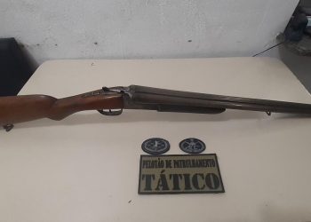 Jovem é detido por porte ilegal de arma de fogo em abordagem de rotina da PM, em Tijucas