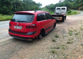 Carro é encontrado abandonado e sem as rodas, na rodovia SC-108, em São João Batista