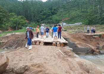 Construção de pontilhão de madeira restabelece acesso de moradores no interior de São João Batista