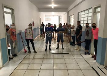 Servidores municipais e voluntários realizaram mutirão de limpeza de escola, em Nova Trento